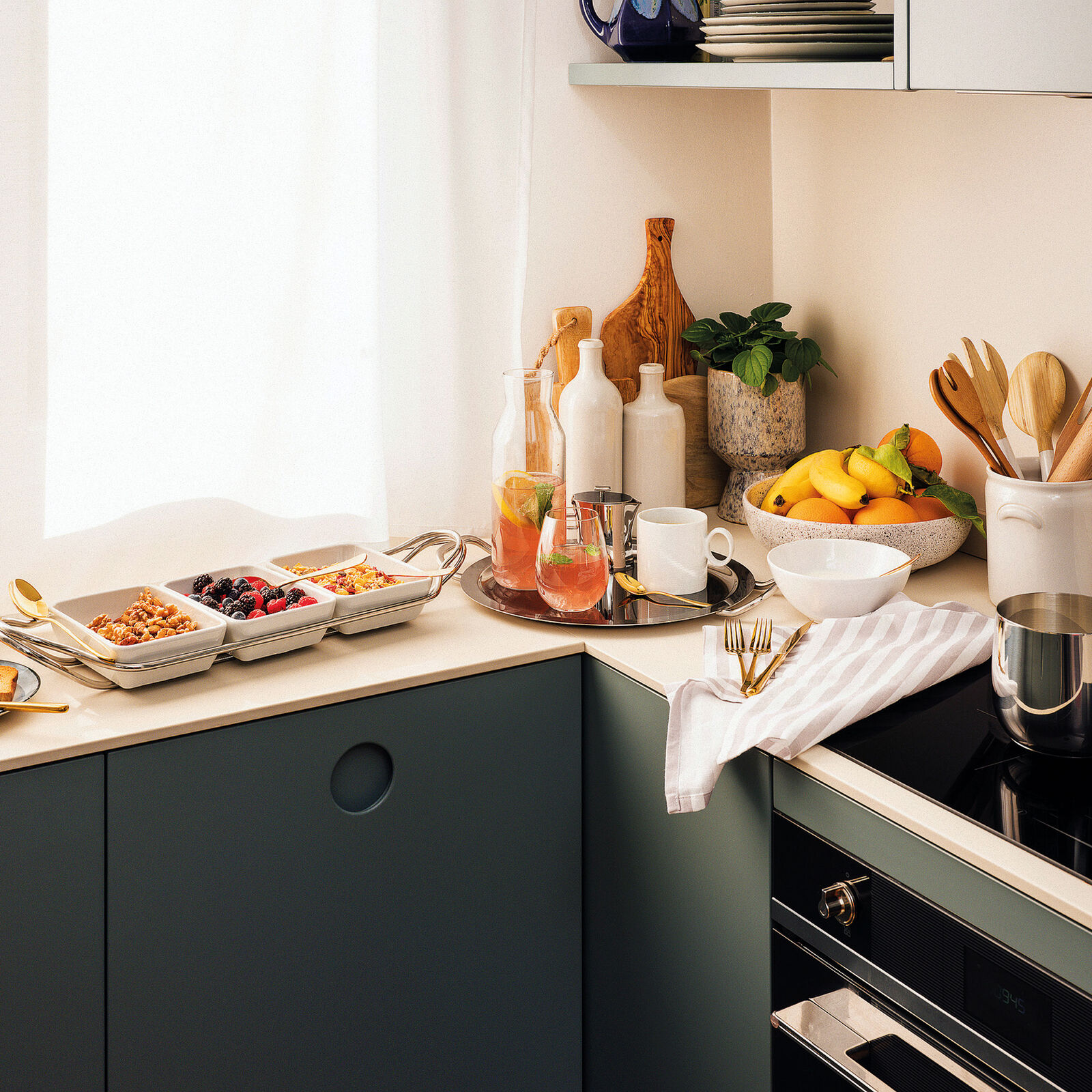 Hors-d'oeuvre dish with holder  image number null