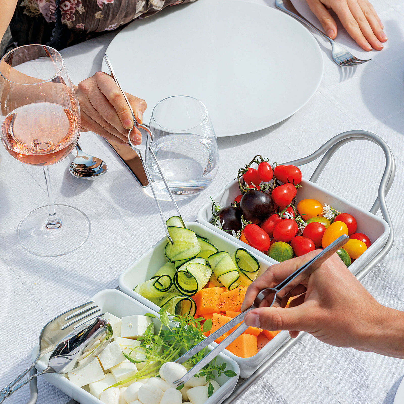 Hors-d'oeuvre dish with holder  image number null