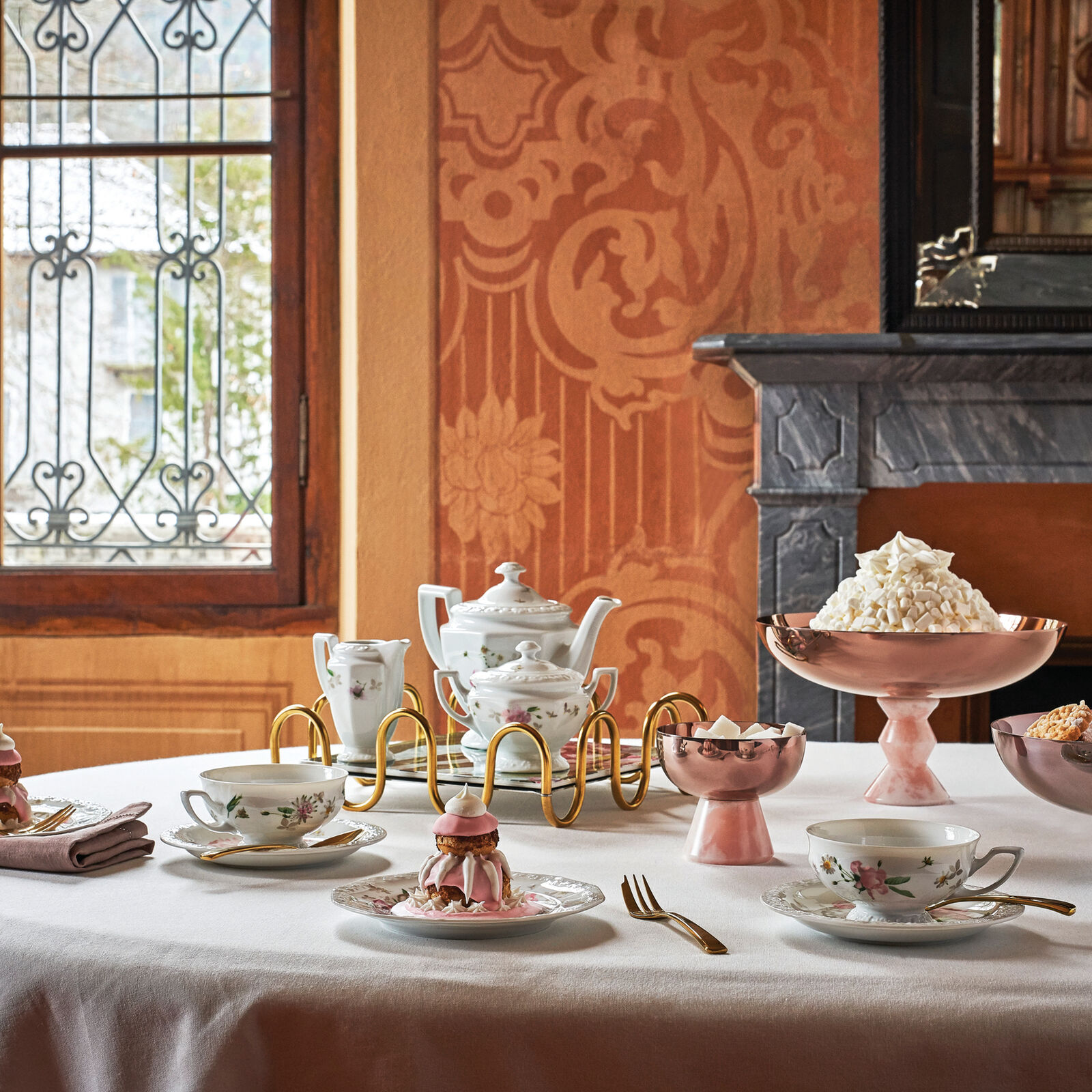 Bowl with foot  image number null