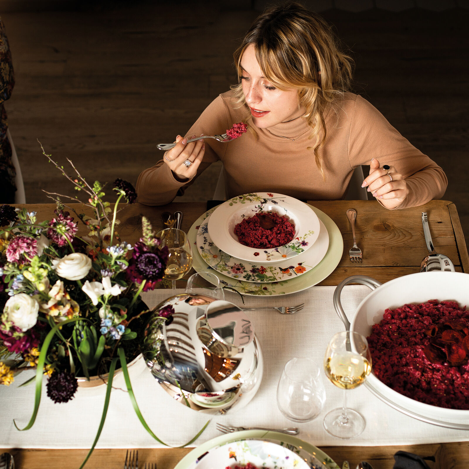 Rice dish with holder  image number null