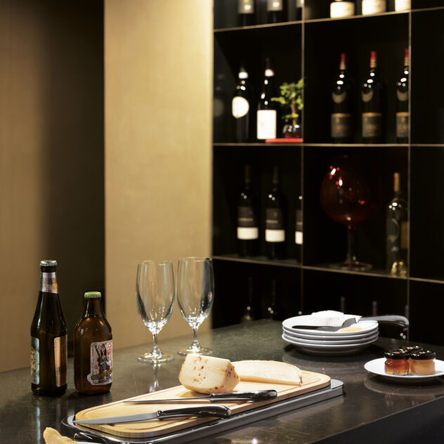 Tray with cutting board  image number 2